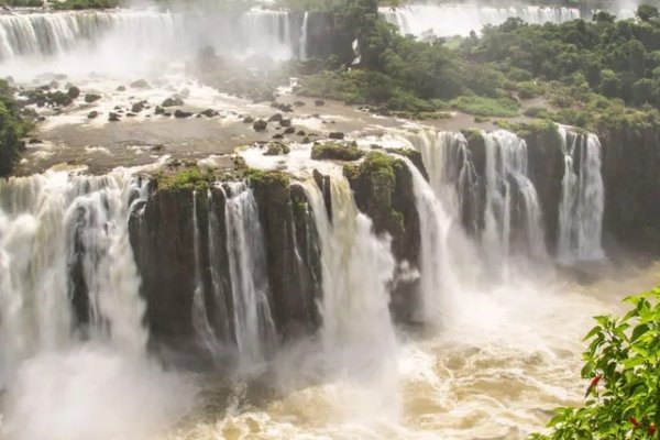 Encontraron un cuerpo e investigan si se trata del hombre que se cayó en las Cataratas