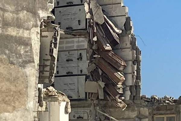 Italia: Colapsó el nicho de un cementerio y los ataúdes quedaron colgando