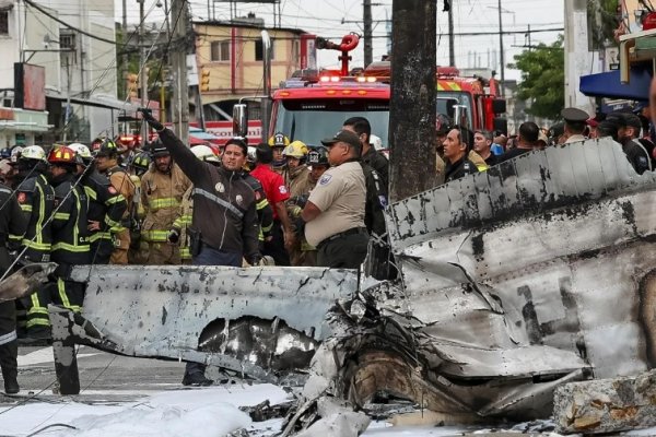 Murieron dos personas al caer una avioneta en un parque de Guayaquil