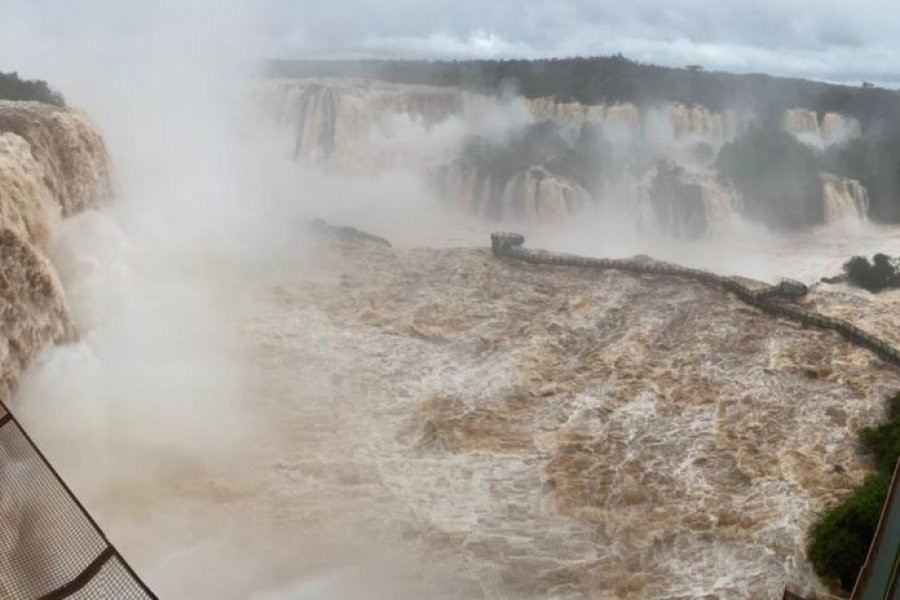 Las cataratas del Iguazú aumentaron su caudal de agua 10 veces más de lo habitual