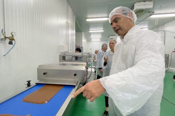 Valdés visitó una industria que produce alimentos a partir de frutas finas en Huelva