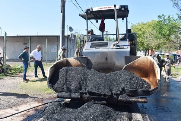 Recapan con concreto asfáltico la avenida Sarmiento de la ciudad Capital