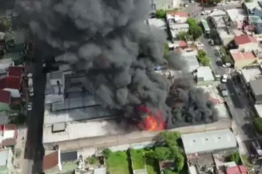 Impactante incendio en una fábrica de La Tablada: se derrumbó el techo, pero no habría heridos