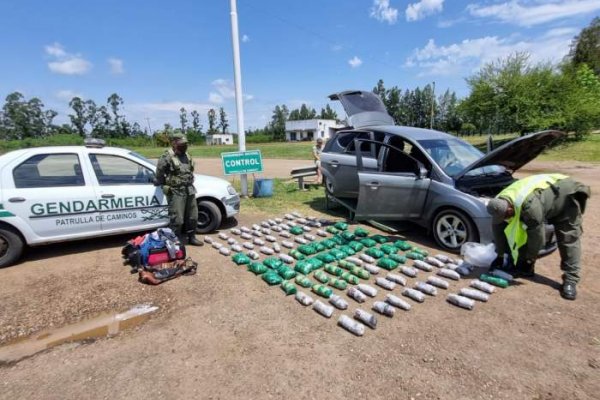 Gendarmería encontró un auto con 30 kilos de hojas de coca en Corrientes