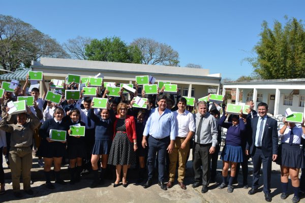 Entrega de equipamiento escolar y netbooks a tres escuelas de Itá Ibaté