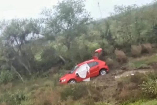 Hay al menos dos heridos tras un despiste y vuelco de un auto en Ruta 12