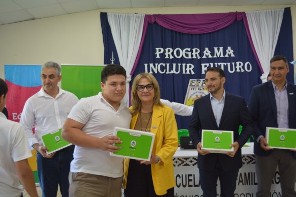 Entrega de netbooks y equipamiento escolar a establecimiento educativo en Ituzaingó