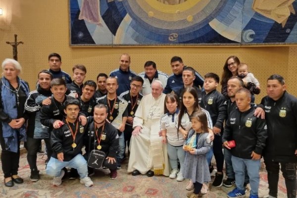 El Papa Francisco recibió a los campeones de Fútbol Talla Baja