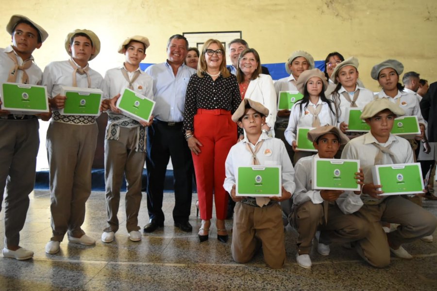 Entregaron netbooks e insumos escolares a escuelas secundarias de Perugorría