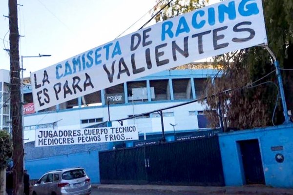 Plantel y cuerpo técnico de Racing fueron recibidos con pasacalles agresivos