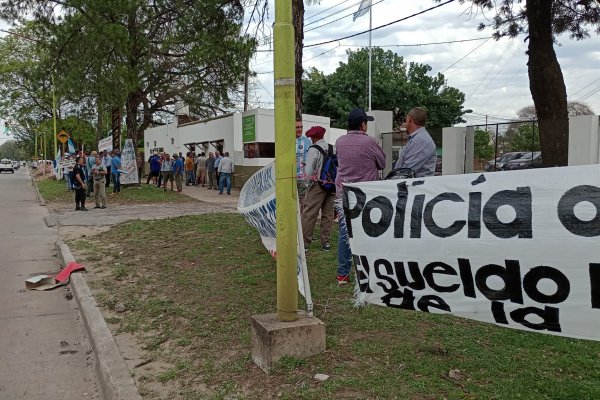 Corrientes: acampe policial lleva dos días frente a la división de unidades especiales