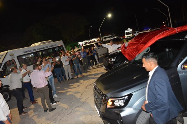 El Gobernador entregó dos camionetas, a los municipios de San Lorenzo y Derqui