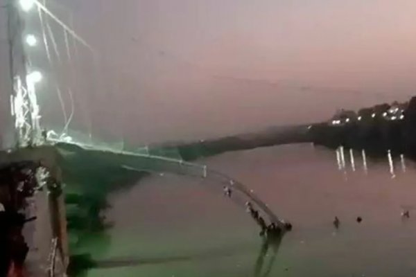 Se derrumbó un puente colgante en la India: hay al menos 91 muertos y más de 100 desaparecidos