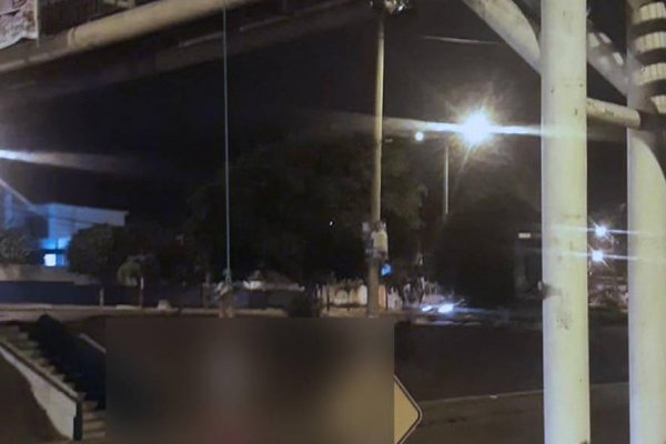 Dos cuerpos decapitados aparecieron colgando de un puente peatonal en Ecuador