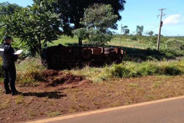 Un camión con carga de madera fue robado en Corrientes y terminó volcado en Misiones