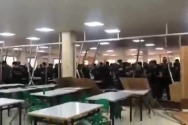 Estudiantes iraníes destruyeron una pared que divide el comedor entre a hombres y mujeres