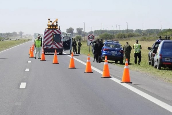 Autopista Rosario-Buenos Aires: un hombre bajó del auto y fue atropellado por un camión