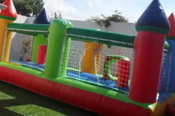 Salta: se voló un castillo inflable con un niño adentro que lucha por su vida