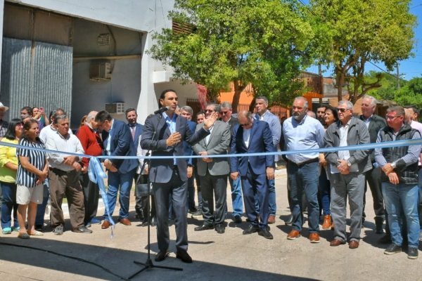 Valdés inauguro 35 cuadras de asfalto en el barrio Antártida Argentina