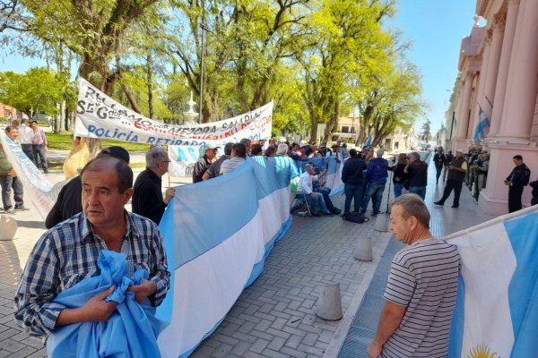 Corrientes: el reclamo policial llega a la Legislatura mientras se espera respuesta oficial