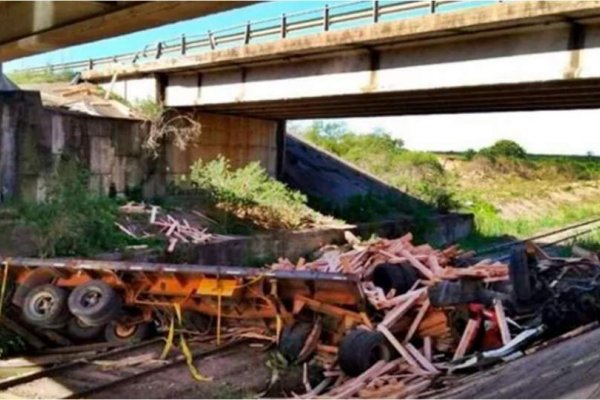 Un correntino murió al caer con su camión por un puente