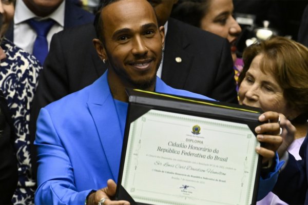 Lewis Hamilton fue reconocido por su lucha y compromiso contra el racismo