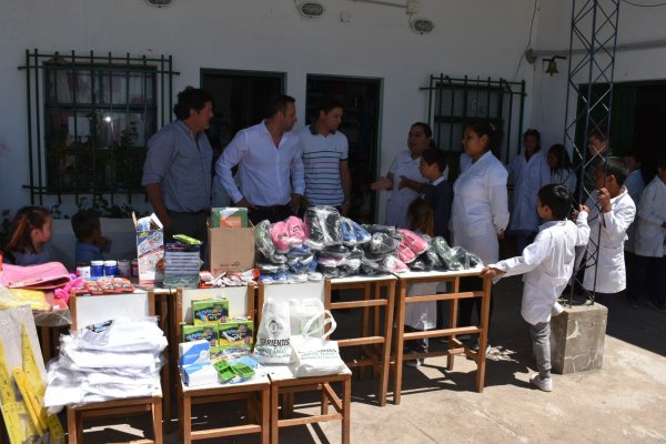 Entregaron equipamientos escolares a una escuela del Paraje Cuarta Loma