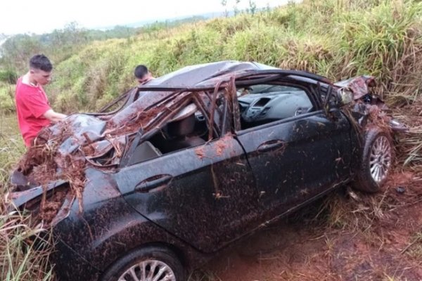 Un hombre perdió el control de su auto, despistó y volcó sobre ruta 14