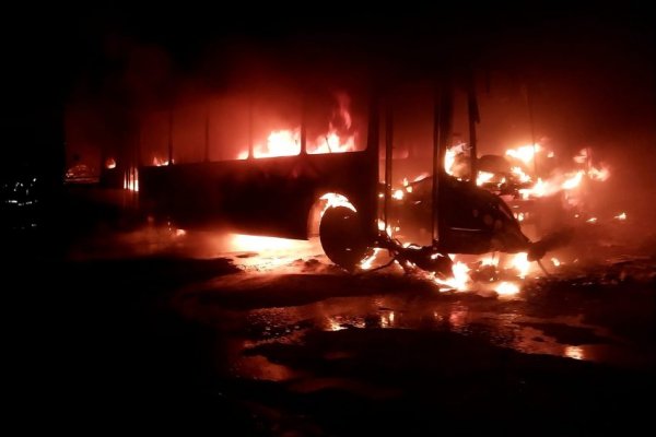 Impresionante incendio consumió tres colectivos en plena madrugada