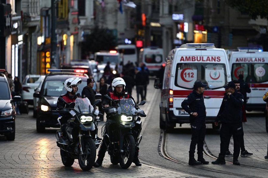 Un ataque explosivo dejó seis muertos y 81 heridos y el gobierno acusó a "una mujer"