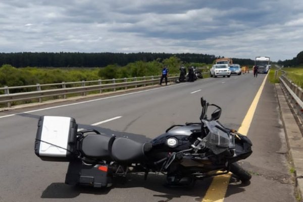 Una pareja en grave estado tras accidentarse con su moto cuando venían hacia Corrientes