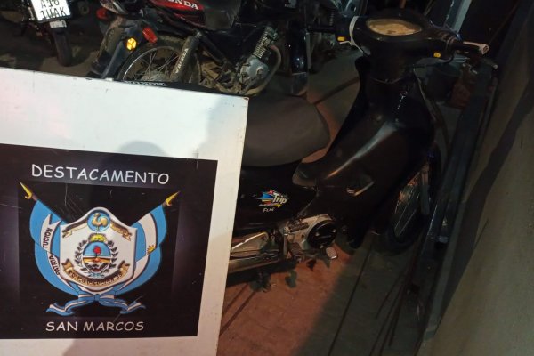 La Policía secuestró una motocicleta y demoró a tres personas