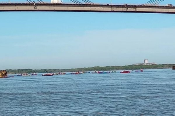 Pescadores realizan piquete en el río Paraná a la altura del puente
