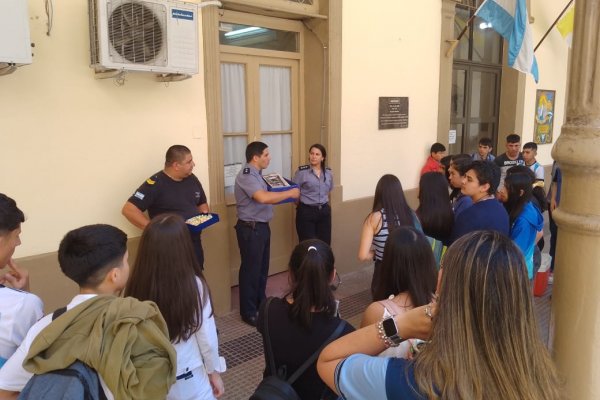 Alumnos de Mburucuyá visitaron la Jefatura de Policía