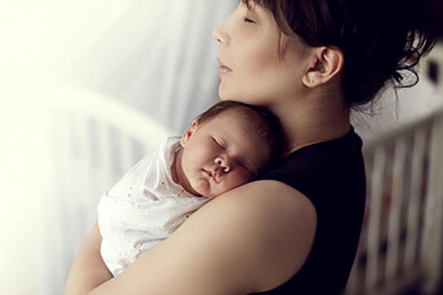 "Mamá canguro", el método más aconsejado por la OMS para estabilizar a los bebés prematuros