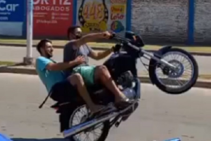 Corrientes: hacía “willy” con la moto y atropelló a un ciclista