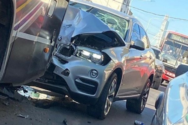 Vehículo de alta gama chocó a un colectivo por Av. Maipú