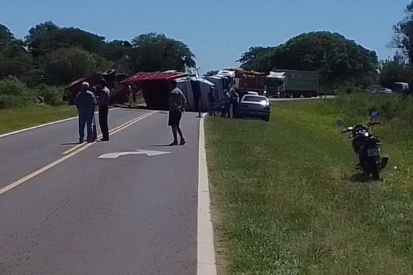 Corrientes: tremendo vuelco de camión que transportaba ganado vacuno