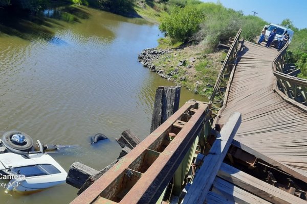 Mercedes: colapsó puente sobre ruta provincial 135 y cayó un camión al arroyo Pay Ubre, hay heridos