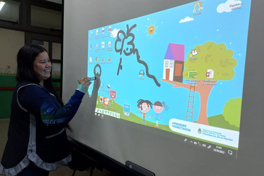 Educación potencia el uso de pizarras digitales y realidad aumentada en las escuelas