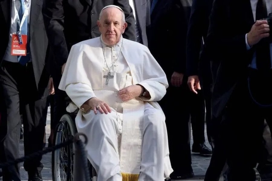 Convocaron al médico del Atlético de Madrid para tratar la artrosis en la rodilla del papa Francisco