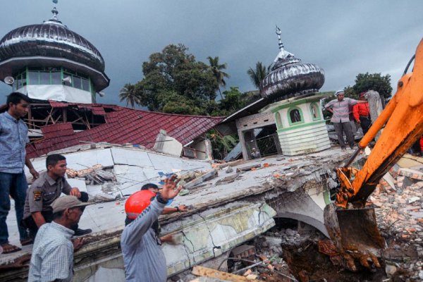 Al menos 46 personas murieron y hay 700 heridos tras un terremoto en Indonesia