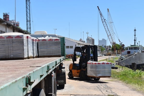 Entregaron materiales a la Municipalidad para remodelación del Paseo Arazaty y la Plaza Belgrano
