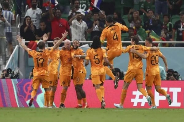 Países Bajos le ganó a Senegal sobre el final, por el Mundial