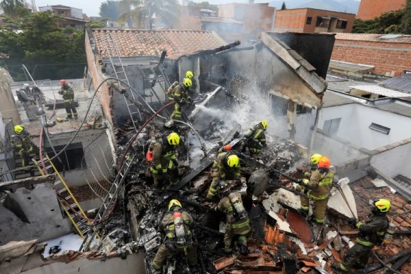 Una avioneta cayó en una zona residencial de Medellín: hay ocho muertos y varias casas incendiadas