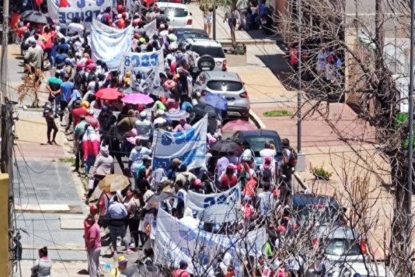 Corrientes: impresionante columna de la CCC marcha y concentra frente a la cumbre de gobernadores