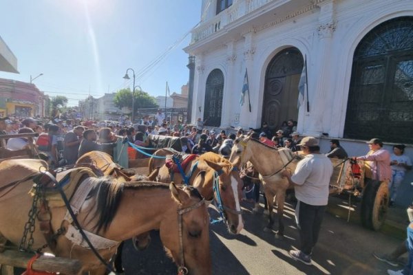 Corrientes: carreros se manifiestan desde temprano frente la Municipalidad