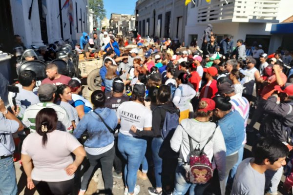 Protesta social en Corrientes: reprimen a carreros frente al municipio capitalino