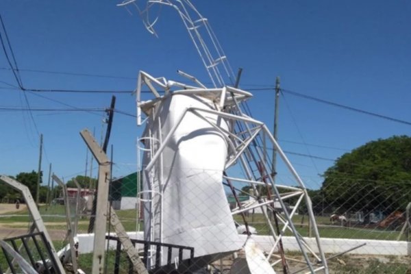 Corrientes: se derrumbó un tanque de agua y dos operarios resultaron heridos