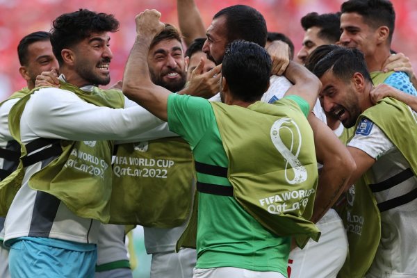 Irán le ganó a Gales 2 a 0 sobre el final del partido